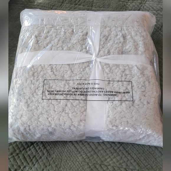 NWT Ugg Logo Throw - Picture 7 of 7